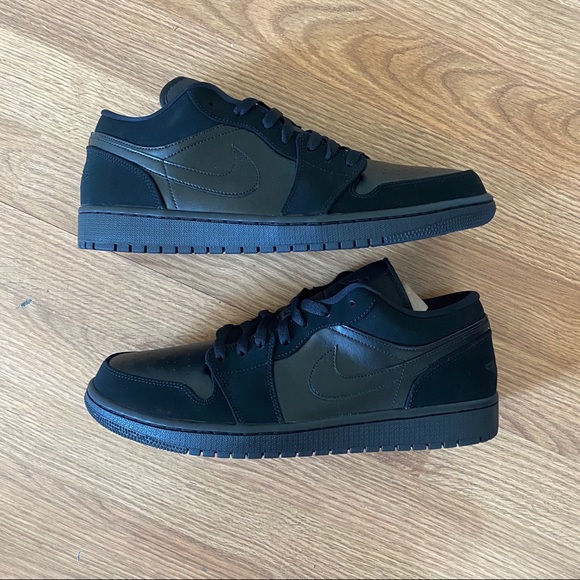 Air Jordan 1 Low Triple Black - Picture 1 of 4